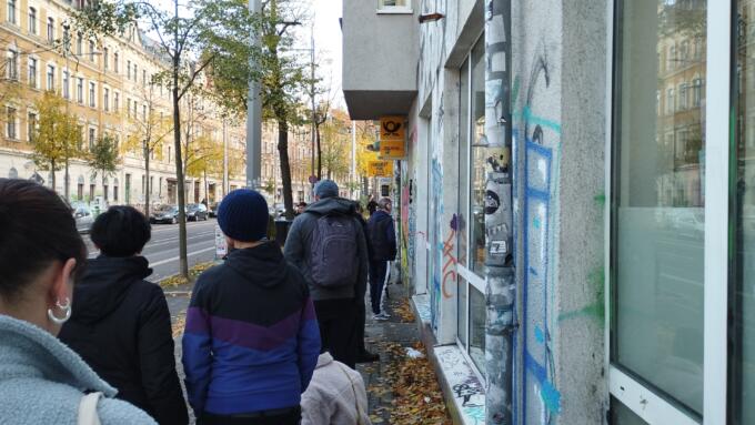 Menschen stehen in einer Schlange an