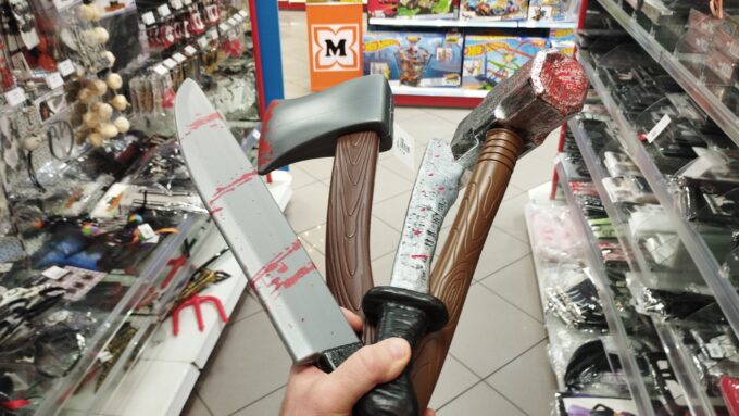 Hieb- und Stichwaffen als Kinderspielzeug in einem Ladengeschäft