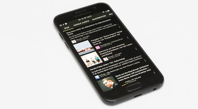 ein Smartphone mit einer RSS-Feed-Reader-App
