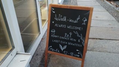 ein beschriebenes Schild auf einem Gehweg